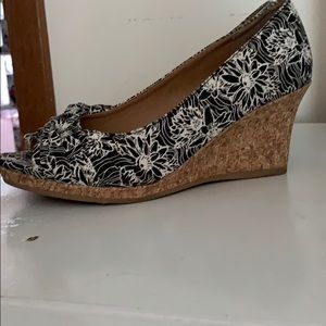 🍁 Dexflex Comfort Floral Peep Toe Wedges